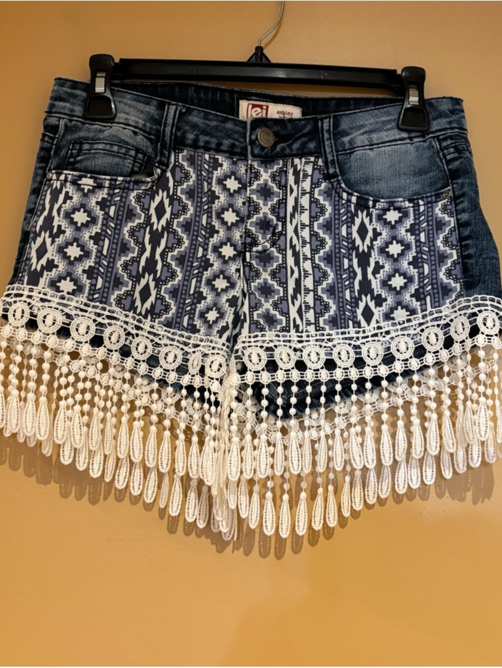 lei ashley boho style denimj shorts w crochet fringe